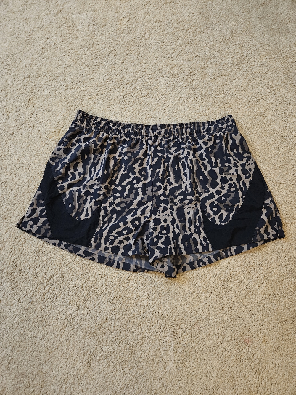 Nike Women's Size XXL Animal-Print Elastic Waist Shorts - Black & Tan Pockets